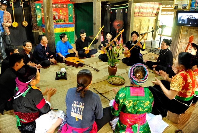 “L’Oncle Ho avec la communauté des ethnies du Vietnam”